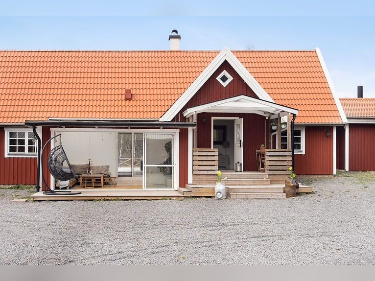 Country Living and Equestrian Lifestyle in Perfect Harmony – Beautiful Home with Pool, Deck, 3,3 ha