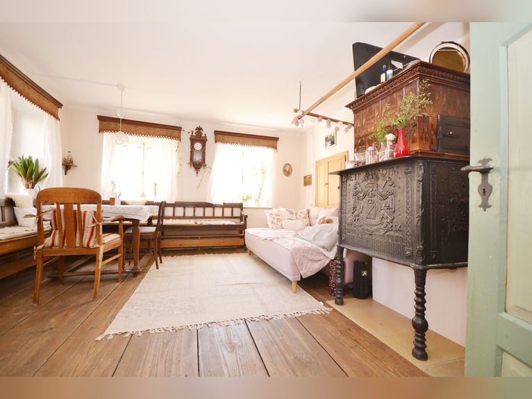 Denkmalprämiertes Jurahaus mit Pferdehof und erstklassiger Reithalle