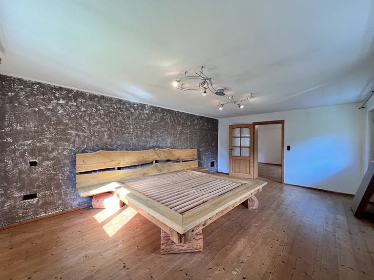 Einzigartiger Pferdehof in traumhafter Alleinlage – ca. 4 ha Eigenland, zwei Wohnhäuser und moderne
