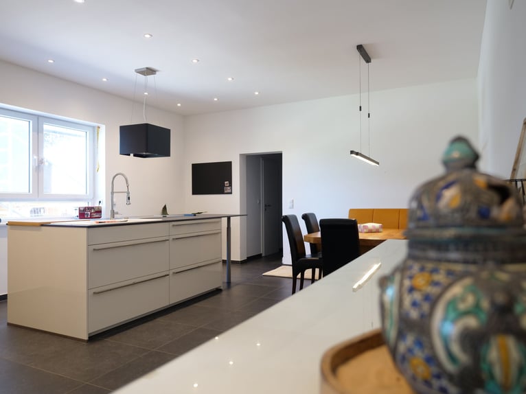 Exklusive Reitanlage mit modern saniertem Wohnhaus, Reithalle und großzügigen Weideflächen