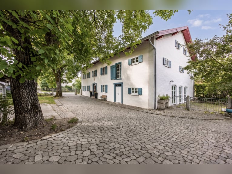 Exklusiver Pferdehof mit preisgekrönt saniertem Jurabauernhaus inklusive nachhaltigem Energiekonzept