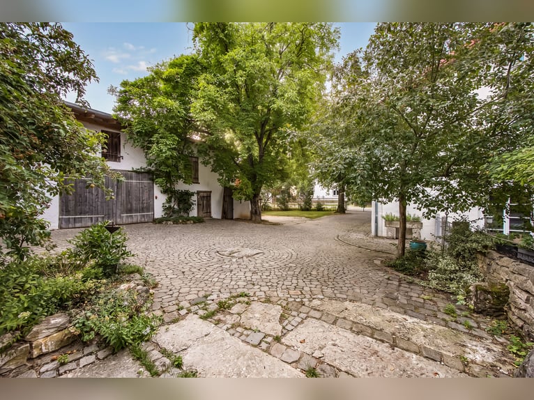Exklusiver Pferdehof mit preisgekrönt saniertem Jurabauernhaus inklusive nachhaltigem Energiekonzept