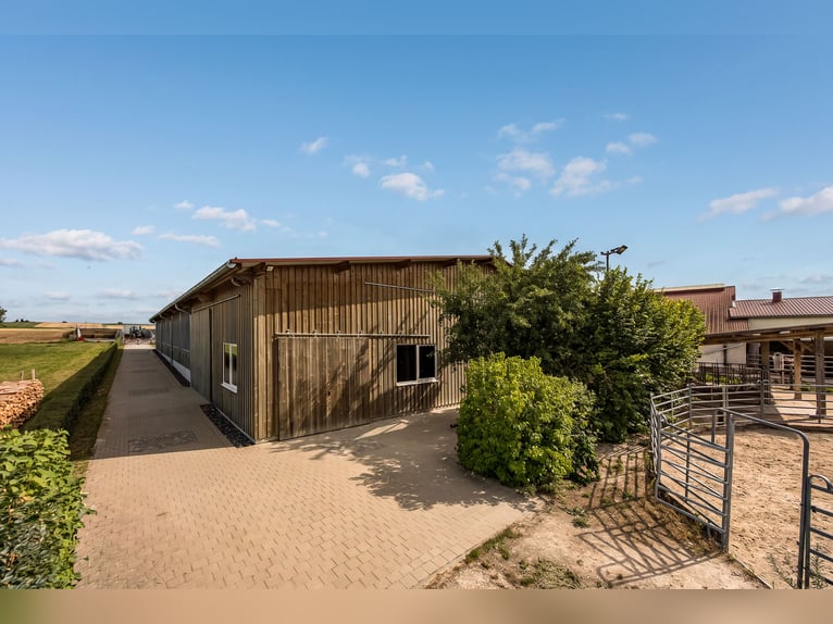 Exklusiver Pferdehof mit preisgekrönt saniertem Jurabauernhaus inklusive nachhaltigem Energiekonzept