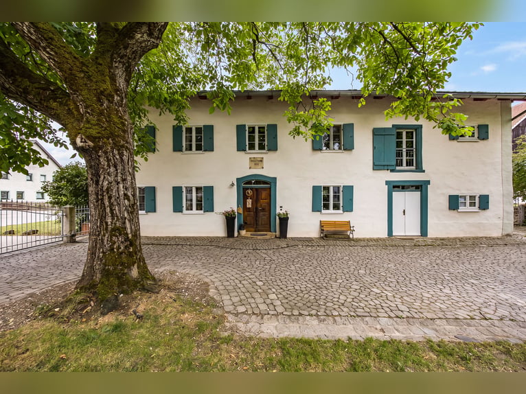 Exklusiver Pferdehof mit preisgekrönt saniertem Jurabauernhaus inklusive nachhaltigem Energiekonzept