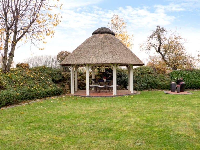 Exklusives Anwesen mit ca. 460m² WFL, Stallungen Reitplatz, Nebengebäuden, ca. 25.000m² Land