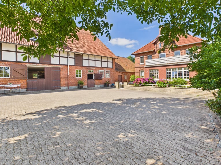 Exklusives Anwesen mit stilvollem Wohnhaus, weitläufigen Weiden und außergewöhnlicher Reitanlage