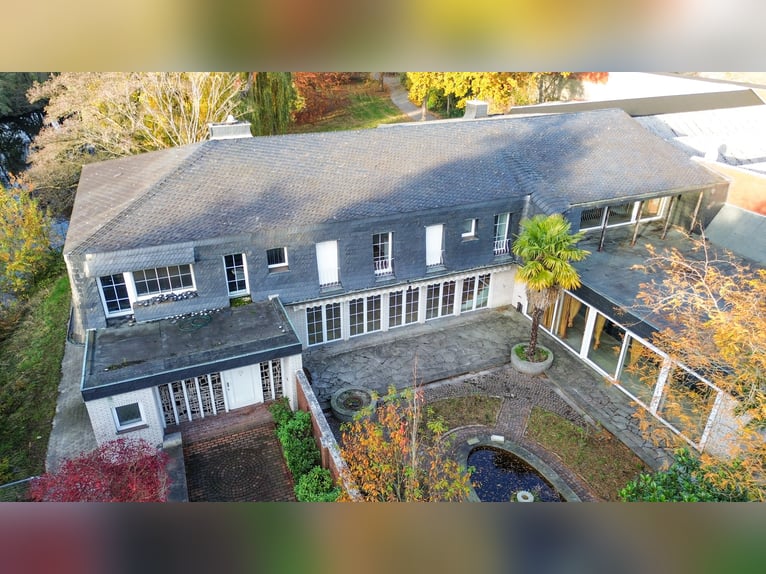 Exklusives Anwesen mit Villa, Reitanlage und Hallenkomplex  an einem Privatsee zum Kauf