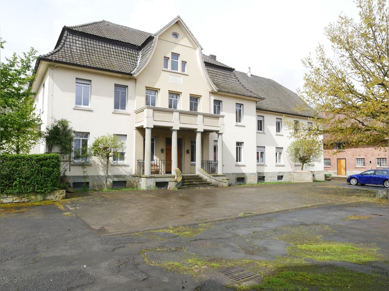 Freistehendes Gutshaus mit hochwertigen Nebengebäuden