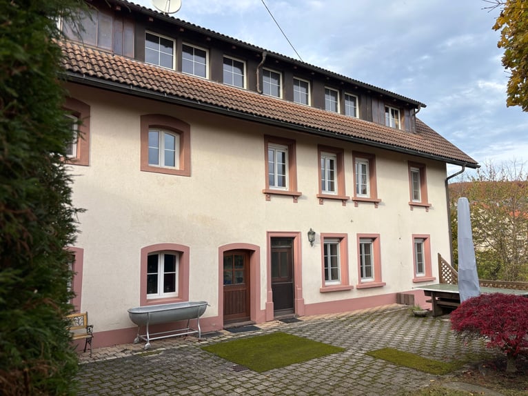 Gepflegtes Pferdeanwesen - 5000 qm, Sandplatz und Alpenblick | Nähe CH| grosses Ausbaupotenzial