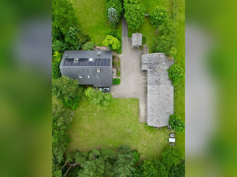 Großzügiges Landhaus mit Pferdehaltung, Reitplatz und traumhaften Parkgarten in Alleinlage