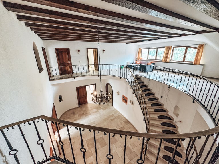 Großzügiges Reitanwesen mit außergewöhnlichem Wohnhaus, fünf Wohneinheiten, Reithalle und vielseitig