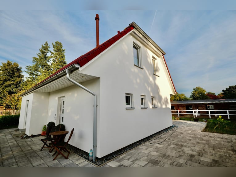 kleine Reitanlage mit neuem Energiesparhaus