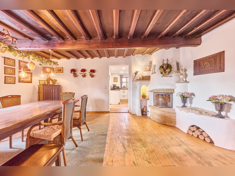 Landhaus in Bayern mit hochwertiger & privat genutzter Reitanlage inklusive Reithalle und Pool!