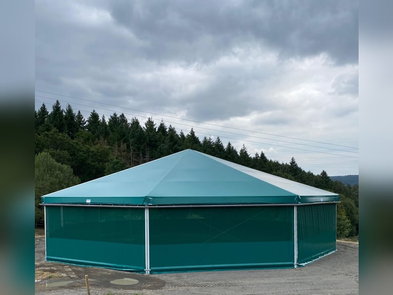 Pferdebetrieb mit ca. 18 ha Eigenland, umfangreicher Reitanlage und mehreren Wohneinheiten