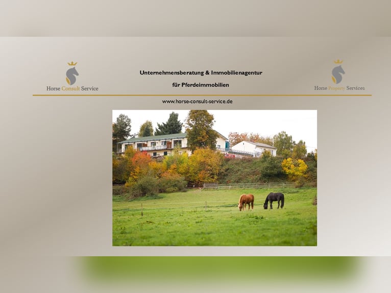 Pferdebetrieb mit ca. 18 ha Eigenland, umfangreicher Reitanlage und mehreren Wohneinheiten