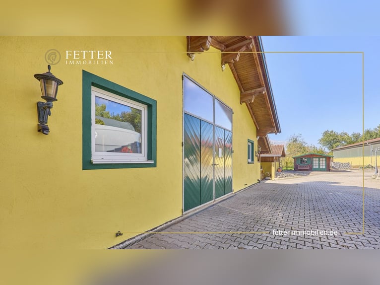 Pferdehof in Niederbayern inklusive Reithalle, schickem Landhaus und beheiztem Pool!