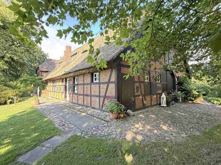 Pferdehof und exklusives Anwesen 70 km südöstlich von Hamburg mit optional 30 ha Eigenland