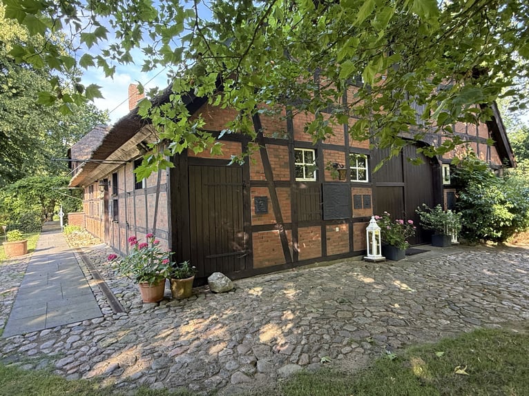 Pferdehof und exklusives Anwesen 70 km südöstlich von Hamburg mit optional 30 ha Eigenland