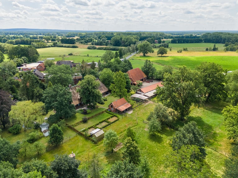 Pferdehof und exklusives Anwesen 70 km südöstlich von Hamburg mit optional 30 ha Eigenland