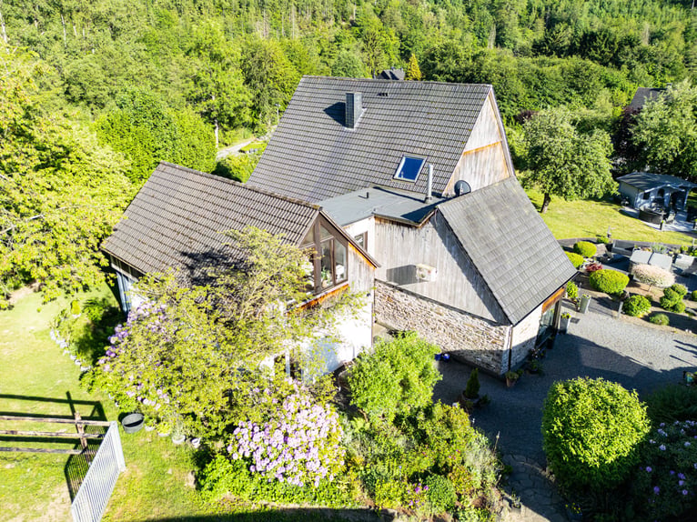 Private Reitanlage mit historischem Wohngebäude in idyllischer Lage