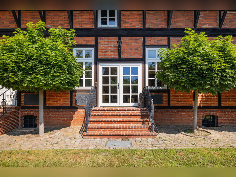 ** Reserviert** Exklusives Anwesen 70 km südöstlich von Hamburg mit optional 30 ha Eigenland