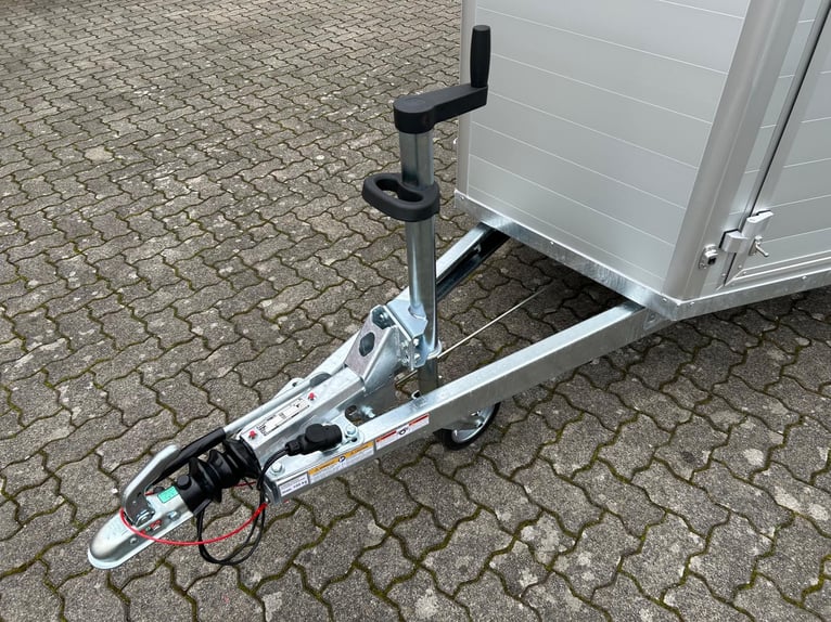 Humbaur Pferdeanhänger Equitos Alu Plus Black 2000 2,0t Sattelkammer 100km/h Hecktür schwenkbar