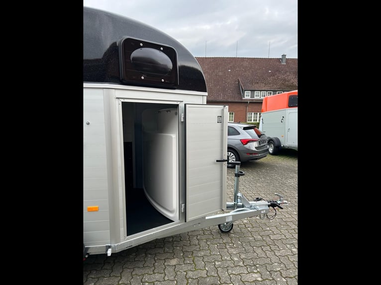 Humbaur Pferdeanhänger Equitos Alu Plus Black 2000 2,0t Sattelkammer 100km/h Hecktür schwenkbar