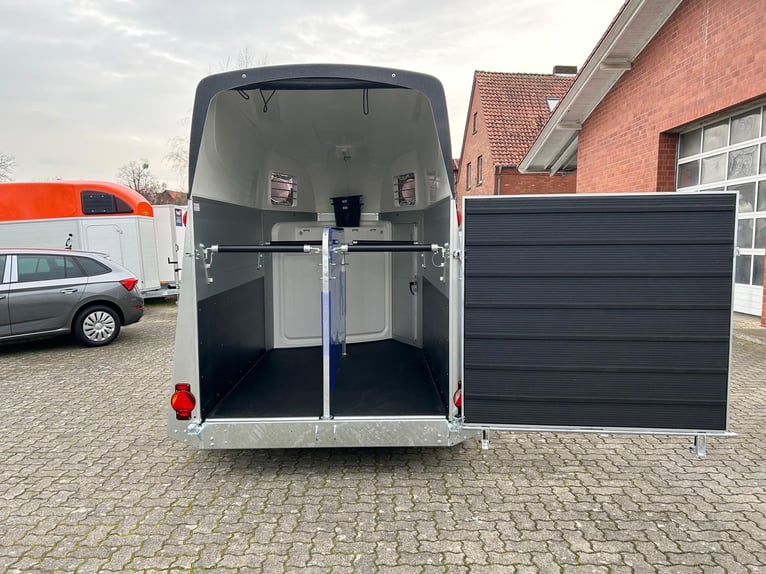 Humbaur Pferdeanhänger Equitos Alu Plus Black 2000 2,0t Sattelkammer 100km/h Hecktür schwenkbar