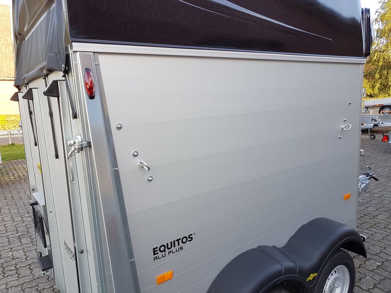 Humbaur Pferdeanhänger Equitos Alu Plus Black 2000 2,0t Sattelkammer 100km/h