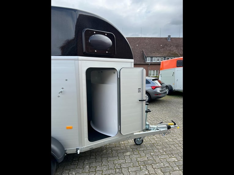 Humbaur Pferdeanhänger Single Alu Black 1600 1,6t Sattelkammer 100km/h