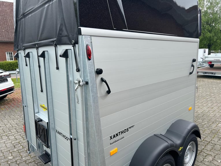 Humbaur Pferdeanhänger Xanthos Aero 2400 2,4t Sattelkammer 100km/h Black