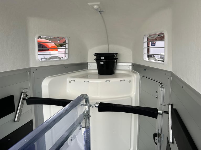 Humbaur Pferdeanhänger Xanthos Aero 2400 2,4t Sattelkammer 100km/h Black