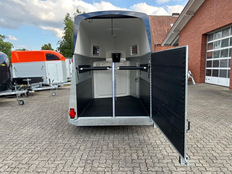 Humbaur Pferdeanhänger Xanthos Aero 2400 2,4t Sattelkammer 100km/h Hecktür Blue Hecktür schwenkbar