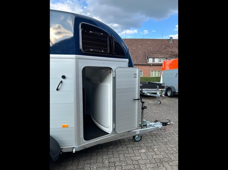 Humbaur Pferdeanhänger Xanthos Aero 2400 2,4t Sattelkammer 100km/h Hecktür Blue Hecktür schwenkbar