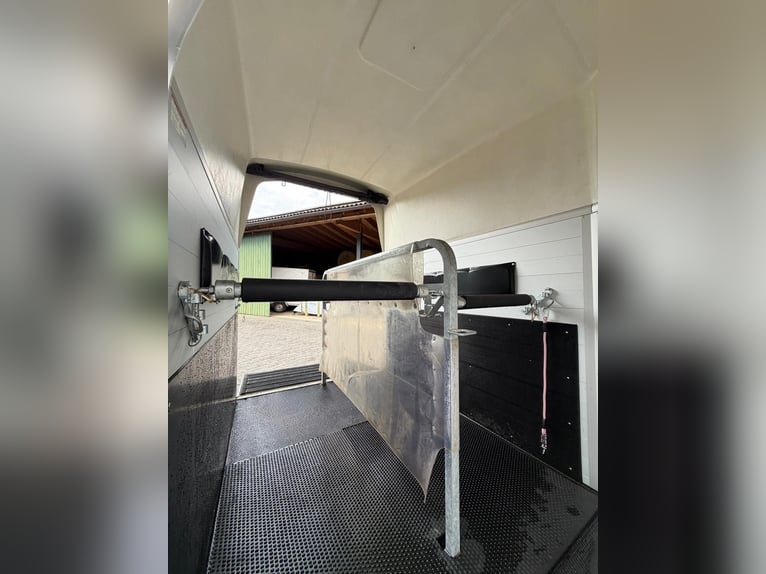 Pferdeanhänger Humbaur Xanthos Aero 2400 mit Sattelkammer