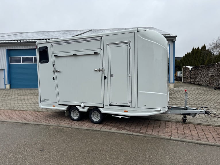 Pferdetransporter Pferdeanhänger DT Trailer Hengst mit Wohnung Wohnabteil mit Dusche 3,5t