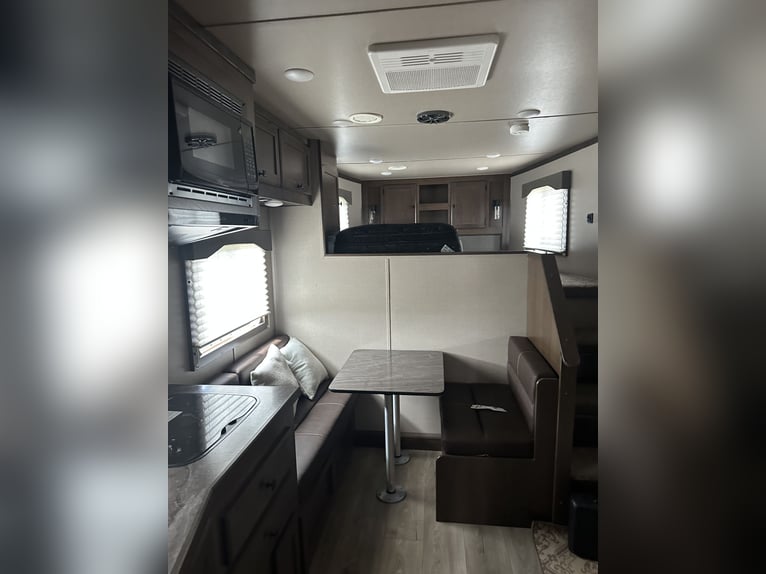 2025 Lakota Charger 16’ Stockanhänger mit Wohnbereich – 89.000 €