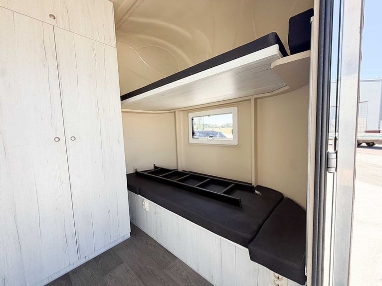 2er Pferdeanhänger Wohnung mit 2 Betten Sattelkammer Pferdetransporter