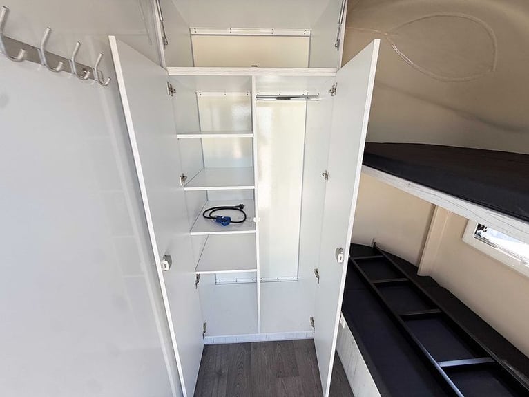 2er Pferdeanhänger Wohnung mit 2 Betten Sattelkammer Pferdetransporter
