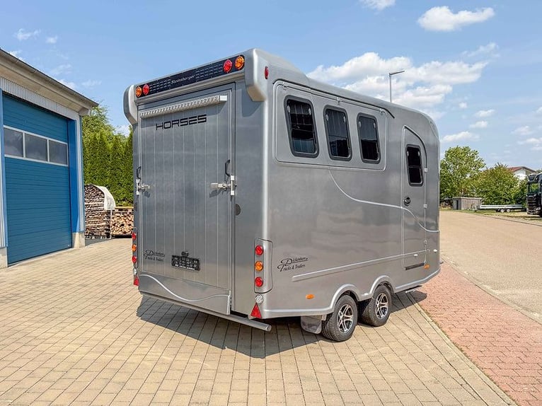3 er Pferdeanhänger 3,5t Pferdetransporter Wohnabteil mit Dusche Horsetrailer Viehanhänger