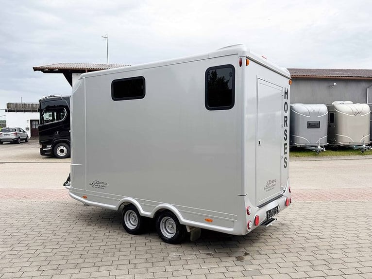 Gebrauchter Pferdeanhänger 2,7t Hengstausstattung mit Sattelkammer Pferdetransporter Trailer