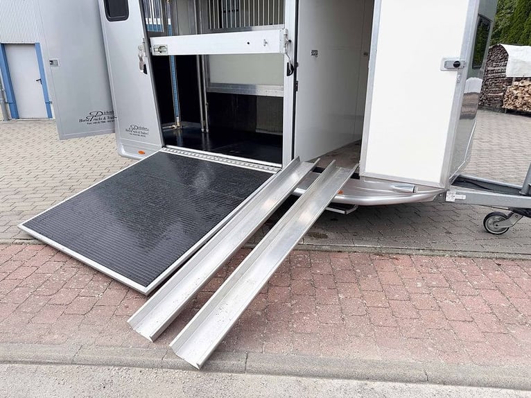 Gebrauchter Pferdeanhänger 2,7t Hengstausstattung mit Sattelkammer Pferdetransporter Trailer