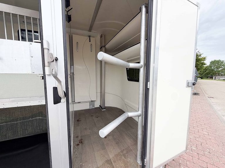 Gebrauchter Pferdeanhänger 2,7t Hengstausstattung mit Sattelkammer Pferdetransporter Trailer