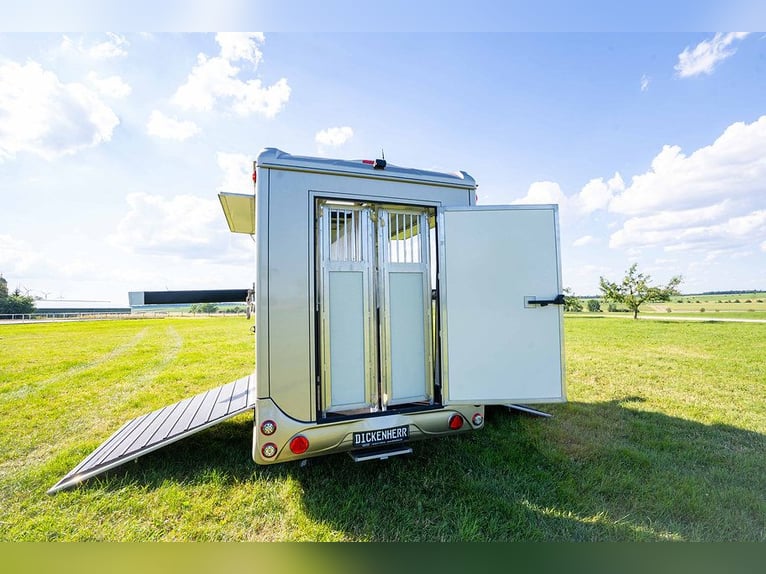 Pferdeanhänger 2 Rampen Klima im Pferdeabteil Solar Autark Hengst Trailer Pferdetransporter