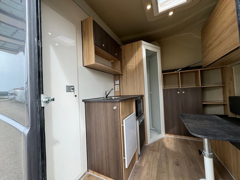 Pferdetransporter 2-3 Pferdeanhänger mit großer Wohnung 3,5t