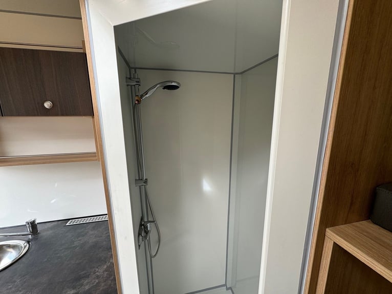 Pferdetransporter 2-3 Pferdeanhänger mit großer Wohnung 3,5t