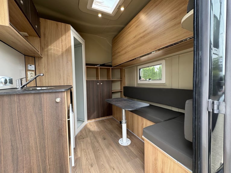Pferdetransporter 2-3 Pferdeanhänger mit großer Wohnung 3,5t