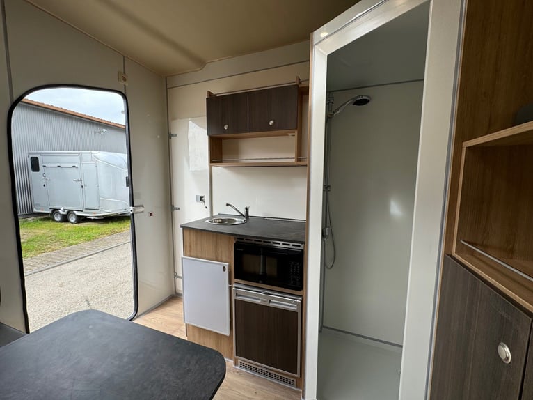 Pferdetransporter 2-3 Pferdeanhänger mit großer Wohnung 3,5t