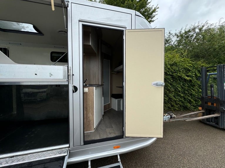 Pferdetransporter 2-Pferdeanhänger mit Seitenrampe und Wohnung Trailer Anhänger