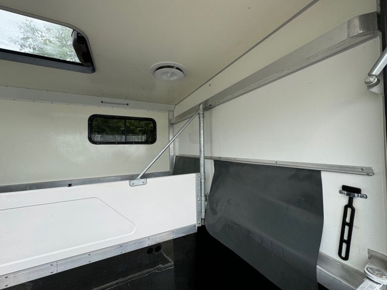 Pferdetransporter 2-Pferdeanhänger mit Seitenrampe und Wohnung Trailer Anhänger